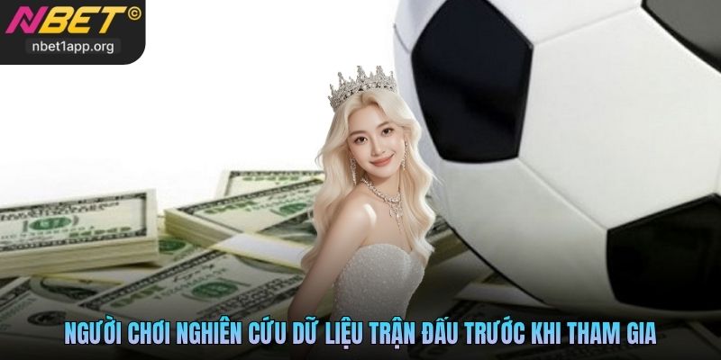 Người chơi nghiên cứu dữ liệu trận đấu trước khi tham gia